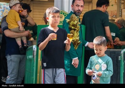 خدمتگزاری کرمانی‌ها در چایخانه حرم رضوی