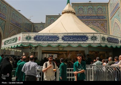 خدمتگزاری کرمانی‌ها در چایخانه حرم رضوی