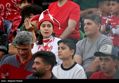 دیدار تیم‌های فوتبال پرسپولیس و هوادار