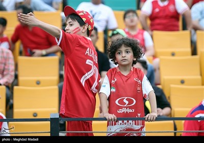 دیدار تیم‌های فوتبال پرسپولیس و هوادار
