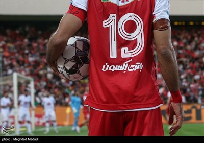دیدار تیم‌های فوتبال پرسپولیس و هوادار