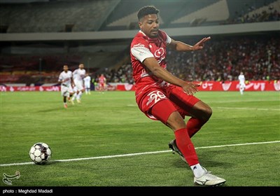 دیدار تیم‌های فوتبال پرسپولیس و هوادار