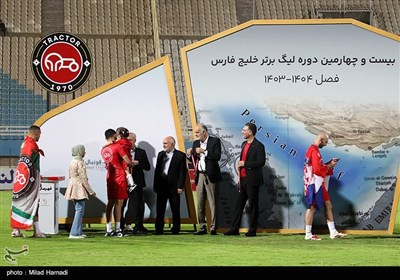اهدای جام قهرمانی تیم فوتبال تراکتور
