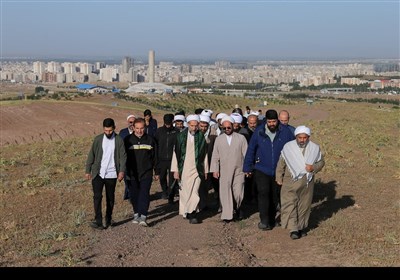 پیاده‌روی آیت‌الله مظفری با جمعی از کارکنان حوزه علمیه