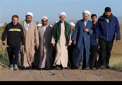 پیاده‌روی آیت‌الله مظفری با جمعی از کارکنان حوزه علمیه