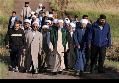 پیاده‌روی آیت‌الله مظفری با جمعی از کارکنان حوزه علمیه