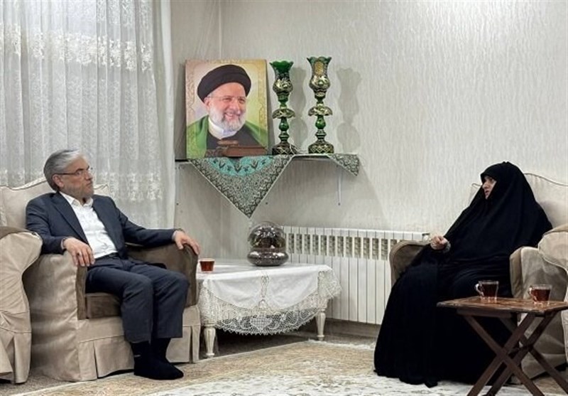  دیدار وزیر علوم با خانواده شهید رئیسی 