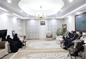 دیدار عارف با خانواده شهیدان رئیسی و رحمتی