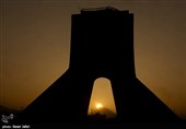 شروق الشمس خلف دماوند بین أعمدة برج آزادی؛ مشهد نادر فی سماء طهران