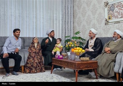 حضور آیت‌الله مظفری در منزل خانواده‌های چندفرزندی