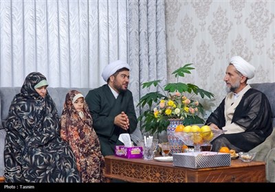 حضور آیت‌الله مظفری در منزل خانواده‌های چندفرزندی