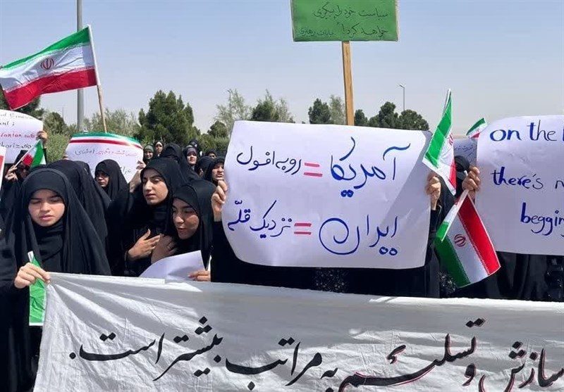  حلقه انسانی دانشجویان در حمایت از حق غنی‌سازی هسته‌ای ایران 