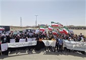 تجمع دانشجویان در جوار سایت فردو در حمایت از غنیسازی ایران