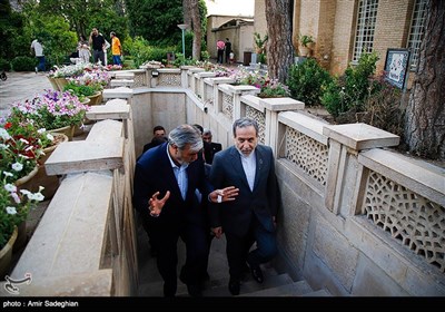 بازدید وزیر امور خارجه از آرامگاه حافظ و سعدی شیرازی