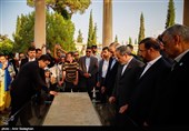 بازدید وزیر امور خارجه از آرامگاه حافظ و سعدی شیرازی