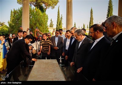 بازدید وزیر امور خارجه از آرامگاه حافظ و سعدی شیرازی