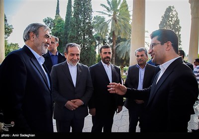 بازدید وزیر امور خارجه از آرامگاه حافظ و سعدی شیرازی