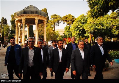 بازدید وزیر امور خارجه از آرامگاه حافظ و سعدی شیرازی