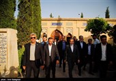 بازدید وزیر امور خارجه از آرامگاه حافظ و سعدی شیرازی