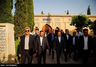 بازدید وزیر امور خارجه از آرامگاه حافظ و سعدی شیرازی
