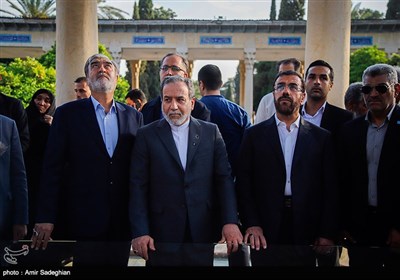 بازدید وزیر امور خارجه از آرامگاه حافظ و سعدی شیرازی