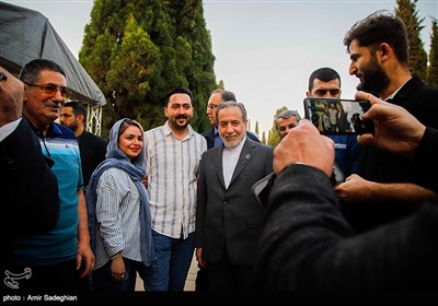 بازدید وزیر امور خارجه از آرامگاه حافظ و سعدی شیرازی