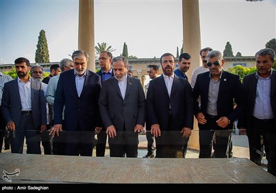 بازدید وزیر امور خارجه از آرامگاه حافظ و سعدی شیرازی