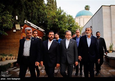 بازدید وزیر امور خارجه از آرامگاه حافظ و سعدی شیرازی