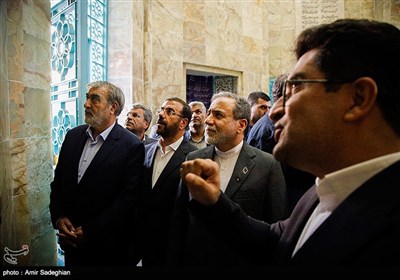 بازدید وزیر امور خارجه از آرامگاه حافظ و سعدی شیرازی