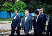 بازدید وزیر امور خارجه از آرامگاه حافظ و سعدی شیرازی
