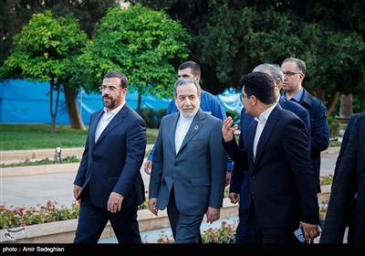 بازدید وزیر امور خارجه از آرامگاه حافظ و سعدی شیرازی