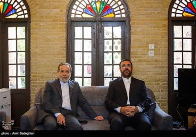 بازدید وزیر امور خارجه از آرامگاه حافظ و سعدی شیرازی