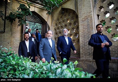 بازدید وزیر امور خارجه از آرامگاه حافظ و سعدی شیرازی