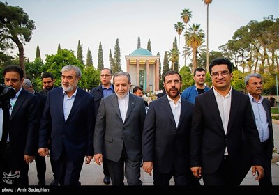 بازدید وزیر امور خارجه از آرامگاه حافظ و سعدی شیرازی