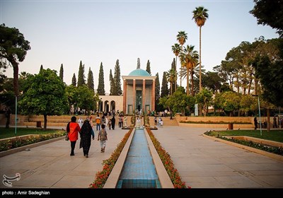 بازدید وزیر امور خارجه از آرامگاه حافظ و سعدی شیرازی