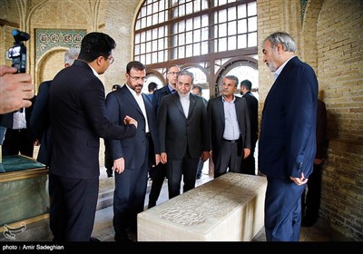 بازدید وزیر امور خارجه از آرامگاه حافظ و سعدی شیرازی