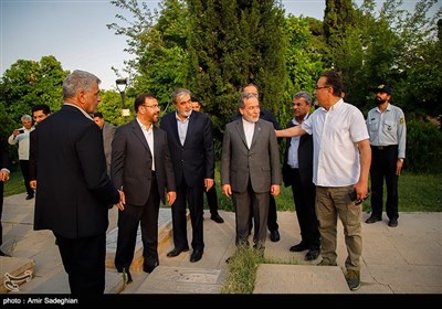 بازدید وزیر امور خارجه از آرامگاه حافظ و سعدی شیرازی