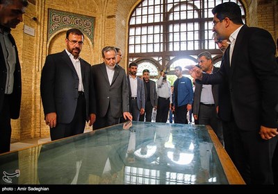 بازدید وزیر امور خارجه از آرامگاه حافظ و سعدی شیرازی