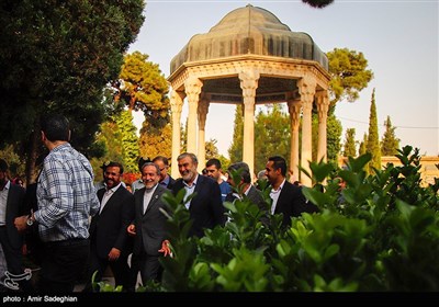 بازدید وزیر امور خارجه از آرامگاه حافظ و سعدی شیرازی
