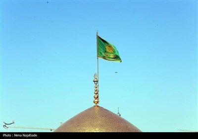 تعویض پرچم گنبد حرم مطهر رضوی به مناسبت میلاد امام رضا(ع)
