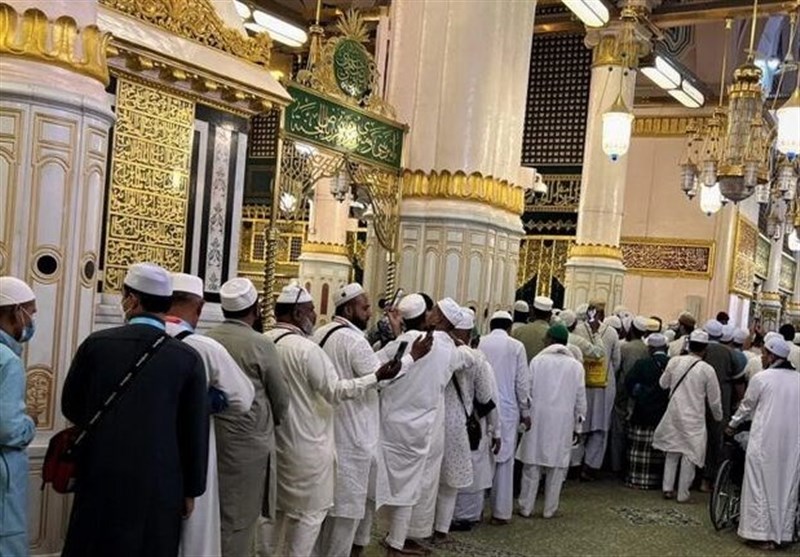 حضور میلیونی زائران در مسجدالنبی(ص)واقامه نماز در روضه شریفه 