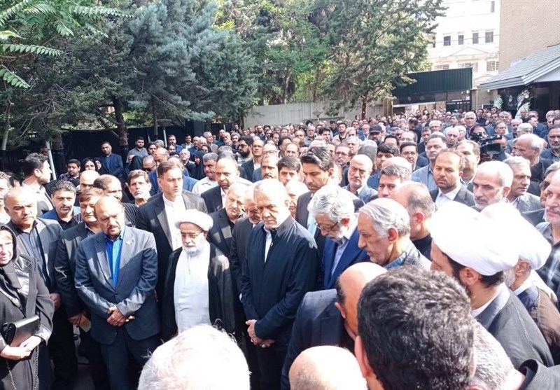  حضور پزشکیان در مراسم تشییع &#171;ناصر قفلی&#187; خیّر مدرسه‌ساز 