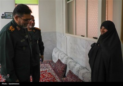 دیدار فرمانده سپاه الغدیر یزد با خانواده شهدای یزد