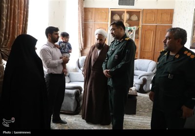 دیدار فرمانده سپاه الغدیر یزد با خانواده شهدای یزد