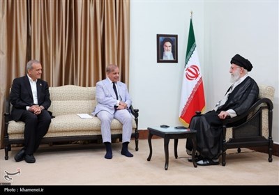 قائد الثورة الإسلامیة یستقبل رئیس وزراء باکستان