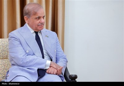 قائد الثورة الإسلامیة یستقبل رئیس وزراء باکستان