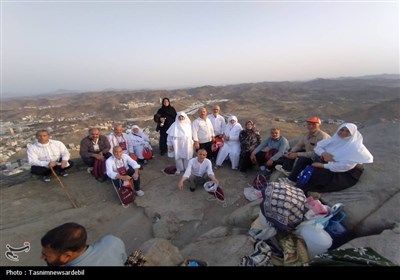 صعود معنوی حجاج اردبیلی به قله جبل النور پس از نماز صبح