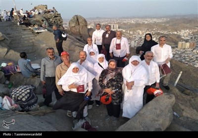 صعود معنوی حجاج اردبیلی به قله جبل النور پس از نماز صبح