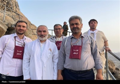 صعود معنوی حجاج اردبیلی به قله جبل النور پس از نماز صبح