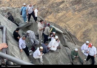 صعود معنوی حجاج اردبیلی به قله جبل النور پس از نماز صبح